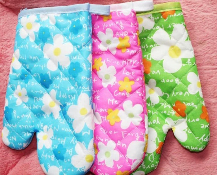 3-Piece Set of Gloves Resistant to Heat from Microwave and Oven: white, orange floral and fruit patterns, bright patterned st