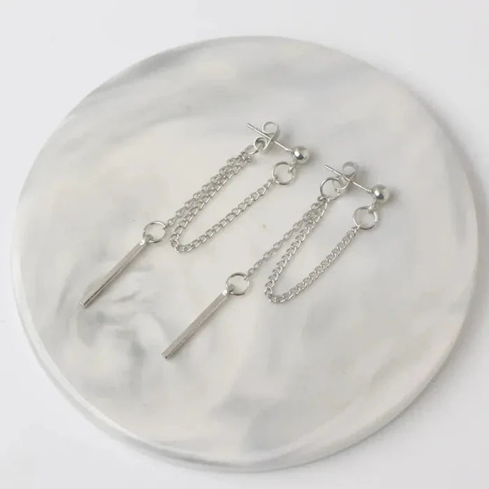 Fashion Earrings with Lengthy Tassels: silver pair of dangling chain earrings, minimal style