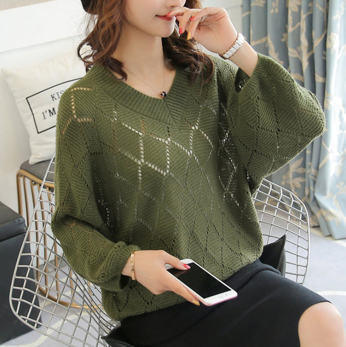 Knit Top with V Neck and Batwing Sleeves for Women: cream white V-neck knit sweater, casual minimalist style