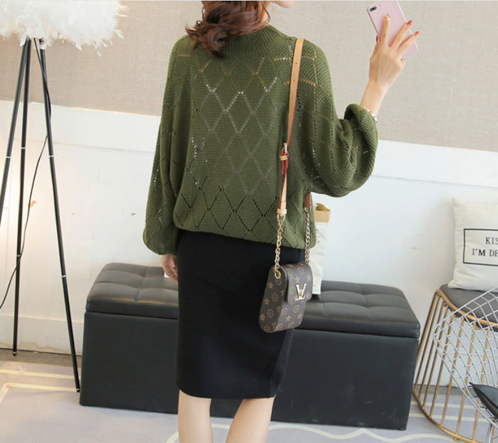 Knit Top with V Neck and Batwing Sleeves for Women: cream white V-neck knit sweater, casual minimalist style