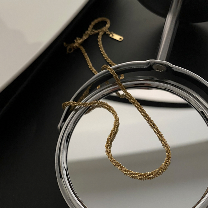 Twisted Necklace for Women: gold necklace, minimal style