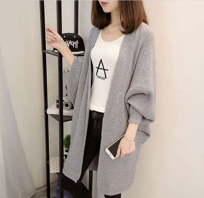 Women's Open Front Cardigan with Mid-Length and Pockets: light gray long open-front cardigan, minimal casual style