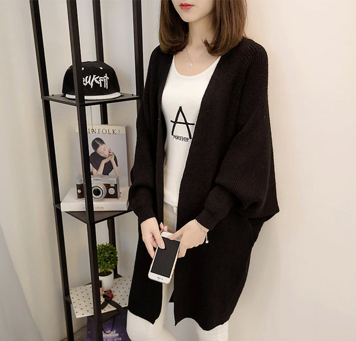 Women's Open Front Cardigan with Mid-Length and Pockets: light gray long open-front cardigan, minimal casual style